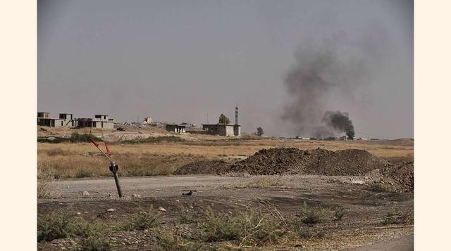 El ejército iraquí junto con soldados kurdos pershmergas recuperan varios poblados de manos del ISIS que estos han minado en su huida. Los soldados queman los campos para hacer saltar los explosivos. (foto:msn).