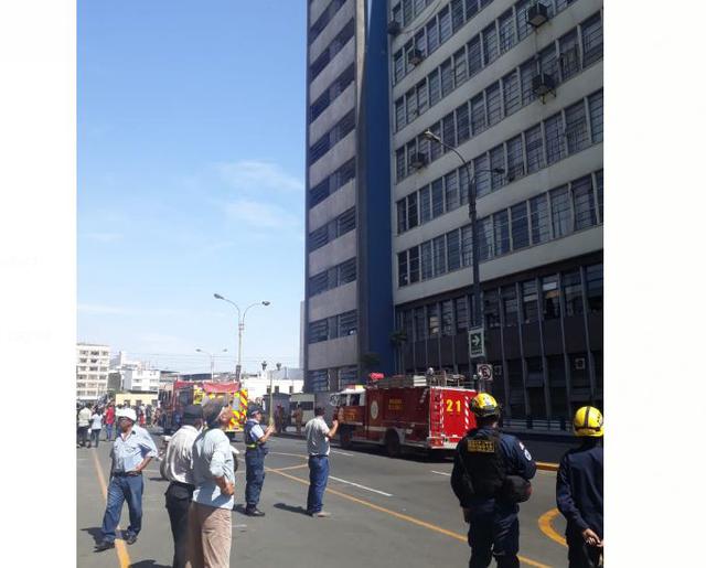 Al lugar han llegado 6 unidades de bomberos, entre ambulancias y autobombas. (Foto:  Giancarlo Avila / GEC)