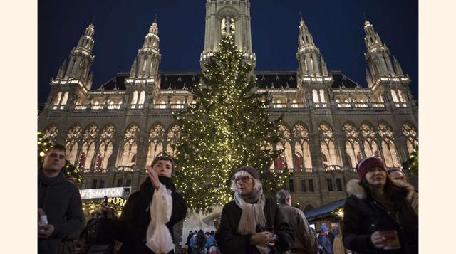 Viena, Austria. Un centenar de personas asiste a la feria navideña, el 27 de noviembre.