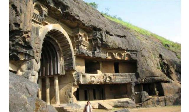 Las cuevas de Ajanta. También se encuentran en la ciudad de Aurangabad, y su nombre significa "Piedra del Trono". Esta ciudad fue declarada por la Unesco Patrimonio de la Humanidad en 1983, por sus bellísimos monumentos históricos. Las cuevas de