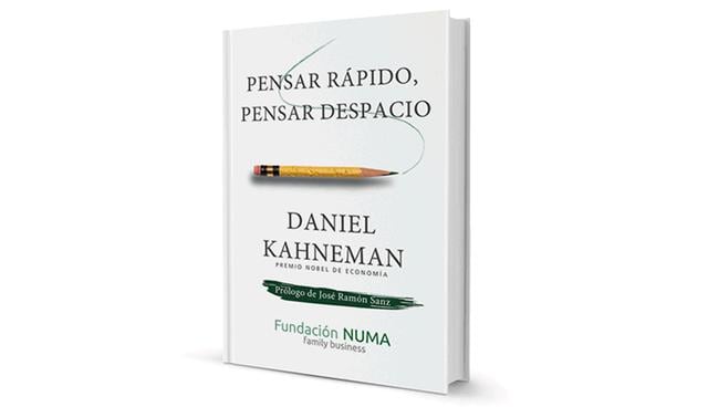 FOTO 3 | 3. Pensar rápido, pensar despacio, de Daniel Kahneman

Este libro del ganador del Premio Nobel, Daniel Kahneman, muestra lo fácil que es para los humanos alejarse de lo racional. La verdad es que estamos sujetos a muchos prejuicios, y esto es especialmente importante para los emprendedores conscientes, ya que tendemos a ver las cosas solo desde la perspectiva propia.

Los años de trabajo de Kahneman detallan cómo nuestro comportamiento está determinado por dos sistemas diferentes. Uno es impulsivo, automático e intuitivo, opera sin nuestro control consciente. El segundo es reflexivo, deliberado y calculador: esta es nuestra capacidad para razonar y participar en la toma de decisiones. El segundo sistema es importante porque depende del autocontrol y de nuestra capacidad de enfocar nuestra atención; es la fuerza detrás de nuestra inteligencia. Sin embargo, es importante reconocer que nuestra mente tiende a simplificar demasiado las cosas sin información suficiente, lo que a menudo conduce a errores de juicio. (Foto: Cámbiate)
