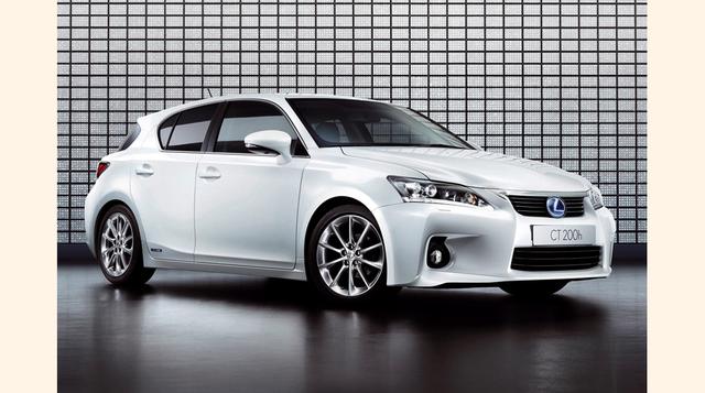 Lexus CT. Este hatchback de la marca de lujo japonesa, cuenta con un motor híbrido de 1.8L – 100 kW que entrega 134 Caballos de Fuerza. Tiene un rendimiento de  68 Km por galón de combustible.