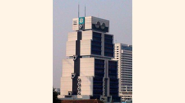 FOTO 3 | El robot tailandés – Bangkok, en medio del área financiaera de Bangkok se alza un eidificio de lo más singular. Un robot gigante que podría pasar por una especie de 'transformer'.