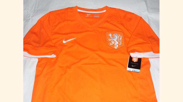 Los holandeses se caracterizan por pintar las tribunas de naranja cada vez que juega su selección. Así, la camiseta de la ‘Naranja Mecánica’ se ubica en el tercer puesto de las más vendidas. (Foto: Mistat.com)