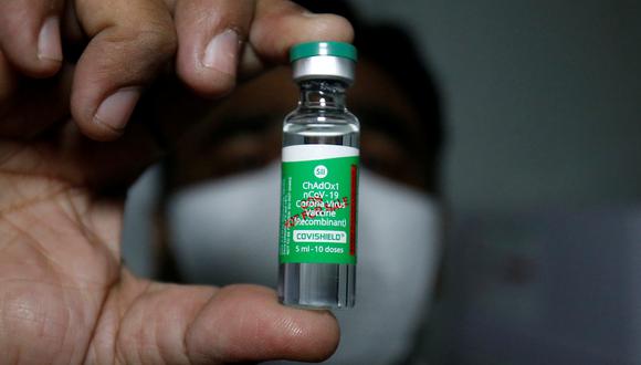 Un funcionario muestra un frasco que contiene COVISHIELD, una vacuna contra la enfermedad por coronavirus (COVID-19) fabricada por Serum Institute of India. (REUTERS/Amit Dave).