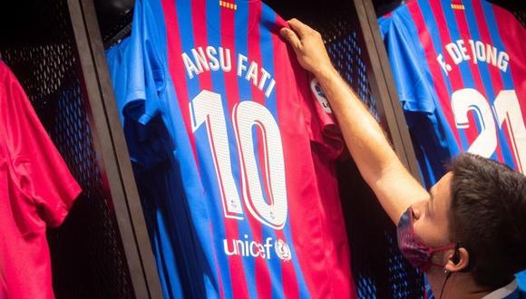 La camiseta de Ansu Fati en la tienda del Barcelona. (Foto: EFE)