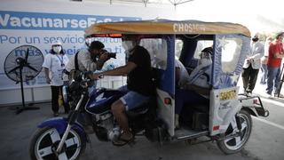 En auto y mototaxi: así acuden adultos mayores a vacunarse en la explanada del Monumental