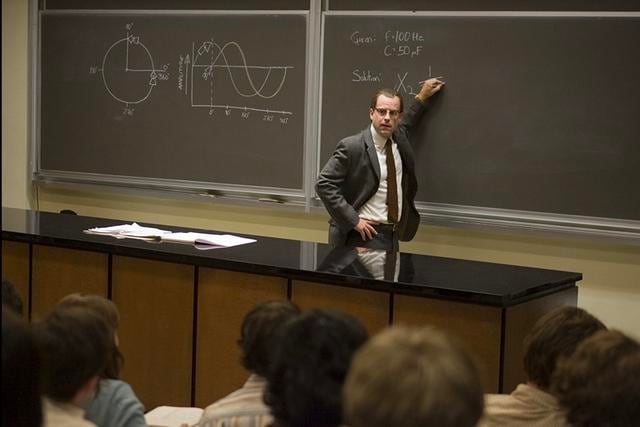 FOTO 12 | Destellos de genio (Flash of Genius) 
Greg Kinnear retrata a Bob Kearns, el inventor del limpiaparabrisas. A pesar de que los fabricantes de Detroit aceptan la idea, Kearns nunca recibe el crédito por la misma. El resto de la cinta cuenta su batalla contra los corporativos.

¿Por qué verla? Te ayudará a ver lo importante que es que un producto o servicio mejore la vida de los demás, a pesar de que no recibas fama y fortuna. Hace hincapié en proteger la idea y propiedad intelectual.