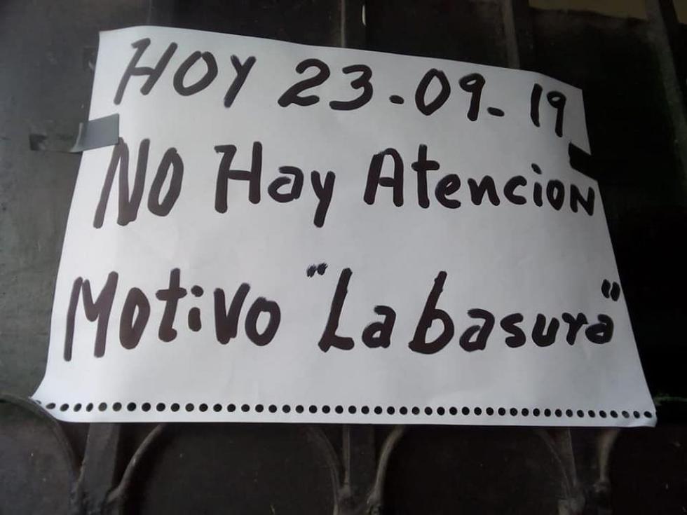 Un cartel anunció a pacientes que no habría atención.