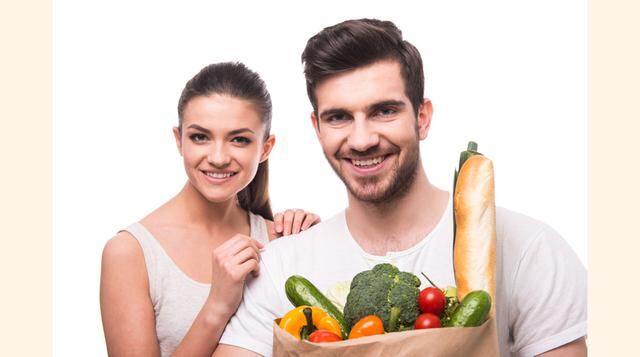 Nutrición. Proporcione a su cuerpo los nutrientes necesarios para generar mayor energía vital y así enfrentar al estrés. Hidrátese bien durante el día y siga una dieta balanceada. Considere añadir suplementos alimenticios y evitar el alcohol y el tabaco.