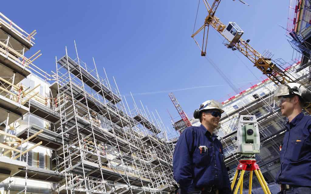 Foto 4 | 15. Construcción e ingeniería: 8 multimillonarios. La industria de la construcción e ingeniería solo ha producido 8 multimillonarios, de los cuales solo uno es mujer. Suiza es el único país con dos multimillonarios en el top 500 y Diane Hendricks, cofundadora y presidencia de ABC Supply, es la única estadounidense en la lista. El miembro más rico en el mundo de la construcción e ingeniería es Pallonji Mistry.