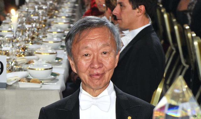 FOTO 9 | 2009: Charles Kao (Estados Unidos/Reino Unido), Willard Boyle (Estados Unidos/Canadá) y George Smith (Estados Unidos), por sus investigaciones sobre la fibra óptica y los semiconductores, responsables de importantes avances tecnológicos en la tel