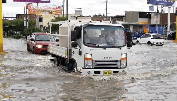 El cruce de las avenidas José Aguilar y Prolongación Chulucanas -en la ciudad de Piura- se inundó a causa de las lluvias extremas. Foto: Ralph Zapata/Norte Sostenible
