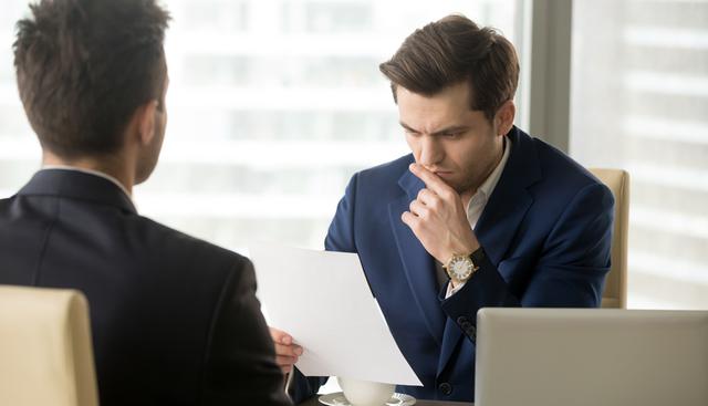 FOTO 5 | 5. La excusa entreverada
“Mira, quería explicarte que voy a tener que irme para ir al médico porque ayer mientras estaba en la playa con mi prima, encontré un pequeño bultito en mi cuello,  luego investigué en libros de medicina, y puede ser complicado si no se mueve, y como el mío es bastante grande voy a tener que revisarlo lo antes posible, porque de lo contrario…”
De lo contrario nada. Tu excusa es muy larga. Cuantos más detalles des, más posible será que luego te olvides de lo que dijiste y caigas en tu propia trampa. Se breve, conciso y no reveles demasiados detalles. (Foto: Freepik)