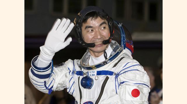Kimiya Yui de Japón saluda después de ponerse su traje espacial en el cosmódromo de Baikonur, Kazajstán. (Reuters)