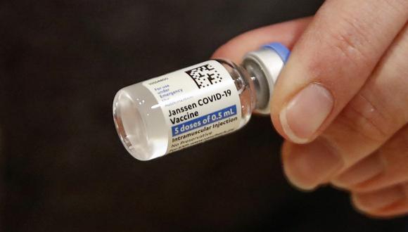 Los CDC y la Administración de Alimentos y Medicamentos de Estados Unidos (FDA por sus siglas en inglés) detectaron a seis personas que sufrieron esos coágulos entre una y tres semanas después de recibir la vacuna de J&J, una de las cuales murió. (AFP)