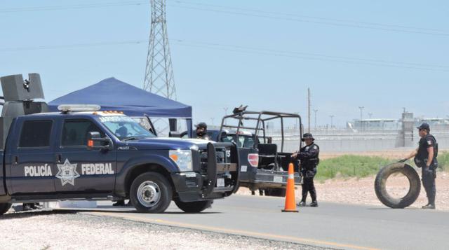 La Policía Federal de México bloquea uno de los ingresos al penal de Ciudad Juárez, donde está internado Joaquín "El Chapo" Guzmán. Un juez federal ha considerado procedente la extradición del líder narcotraficante Joaquín "El Chapo" G