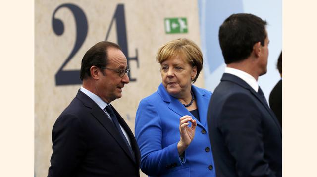 El presidente de Francia, Francois Hollande, (izquierda) habla con la canciller alemana, Angela Merkel, durante la ceremonia de inauguración de la Conferencia Mundial del Cambio Climático (COP21) en Le Bourget, cerca de París. (Foto: Reuters)