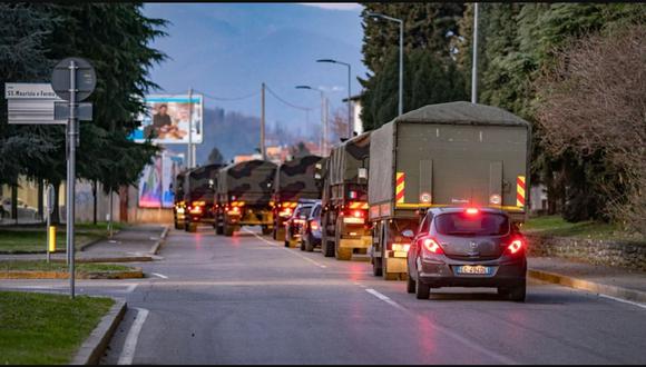 El traslado de los fallecidos con Covid-19 por camiones militares en Italia. (Foto: Sergio Agazzi/Shutterstock)