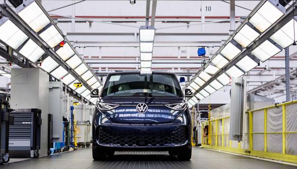 Un VW ID Buzz, el nuevo microbús totalmente eléctrico de Volkswagen Commercial Vehicles, es revisado antes de su entrega en la planta de Volkswagen en Hanover, norte de Alemania, el 16 de junio de 2022. (Foto de Axel Heimken / AFP)