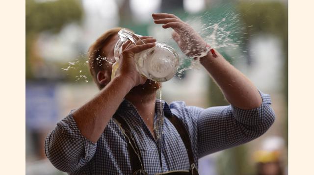 El "Maß", tradicional jarra de litro, costará 10,40 euros, un máximo histórico y casi el doble de los 5,30 euros que valía en 1995. (Foto: getty)