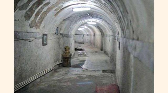 Dixia Cheng – La ciudad subterránea de Beijing – China , Bajo la superficie de la bulliciosa capital china se cuentan por millares las personas que habitan en la gigantesca red de túneles y cámaras construidas en los 70 como refugio ante un posible ataque