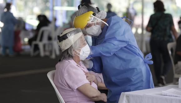 El Ministerio de Salud continúa con la vacunación contra el COVID-19 a las personas mayores de 70 años. (Foto: GEC)
