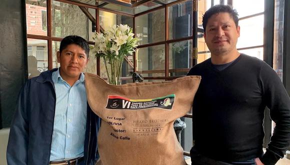El cafetero boliviano Fernando Calle (i) y el representante de la empresa Hierro Brothers, Boris Alarcón (d). (Foto: EFE)