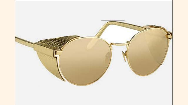 Oro a la vista. Gafas de sol de Linda Farrow. Primero fue la &quot;maison&quot; Dior quien se atrevió a lanzar unas gafas de oro y ahora es el turno de la casa británica Linda Farrow. Redondas, cuadradas o hexagonales, la firma ha presentado una colección