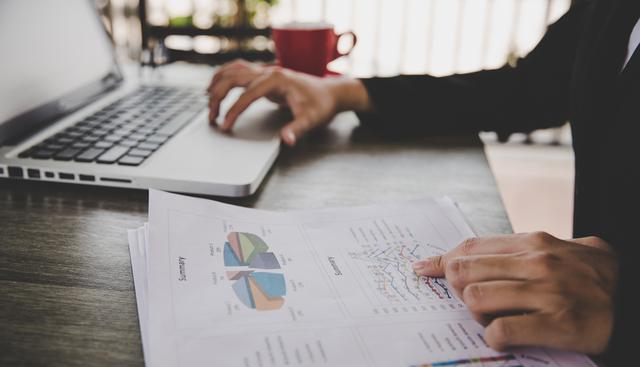 FOTO 4 | 4.  Mantén al día los compromisos de trabajo
Al estar fuera del “radar” físico de tu superior, es posible que una parte tuya quiera saltarse algunas normas. Sin embargo, el home-office no te exime de cumplir con los acuerdos laborales, fechas de entrega, reuniones (virtuales o presenciales) y la entrega de reportes. Es más: al trabajar remoto, sobre todo cuando una empresa recién empieza a incorporar esta modalidad, por lo general se te exigirán más resultados que cuando estabas en la oficina. (Foto: Freepik)