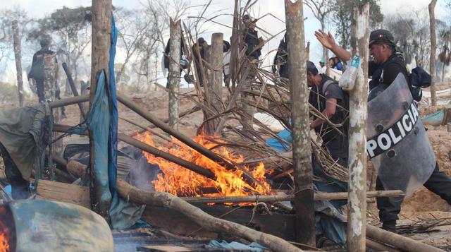 Policías destruyen uno de los campamentos de la minería ilegal.