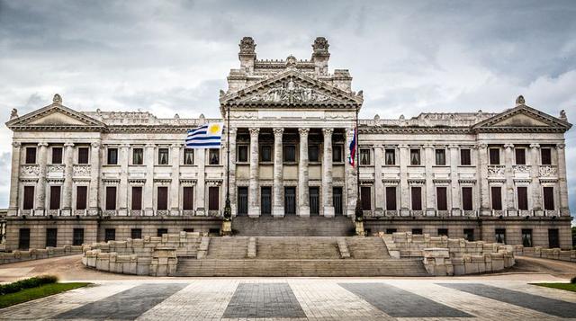 Uruguay. Se conoce que la palabra proviene de la lengua aborigen guaraní, aunque existen varias versiones en torno a su significado. Según el Diccionario Oxford de Topónimos del Mundo, el nombre del país pudo haber derivado de uruguä, que para los guaraní