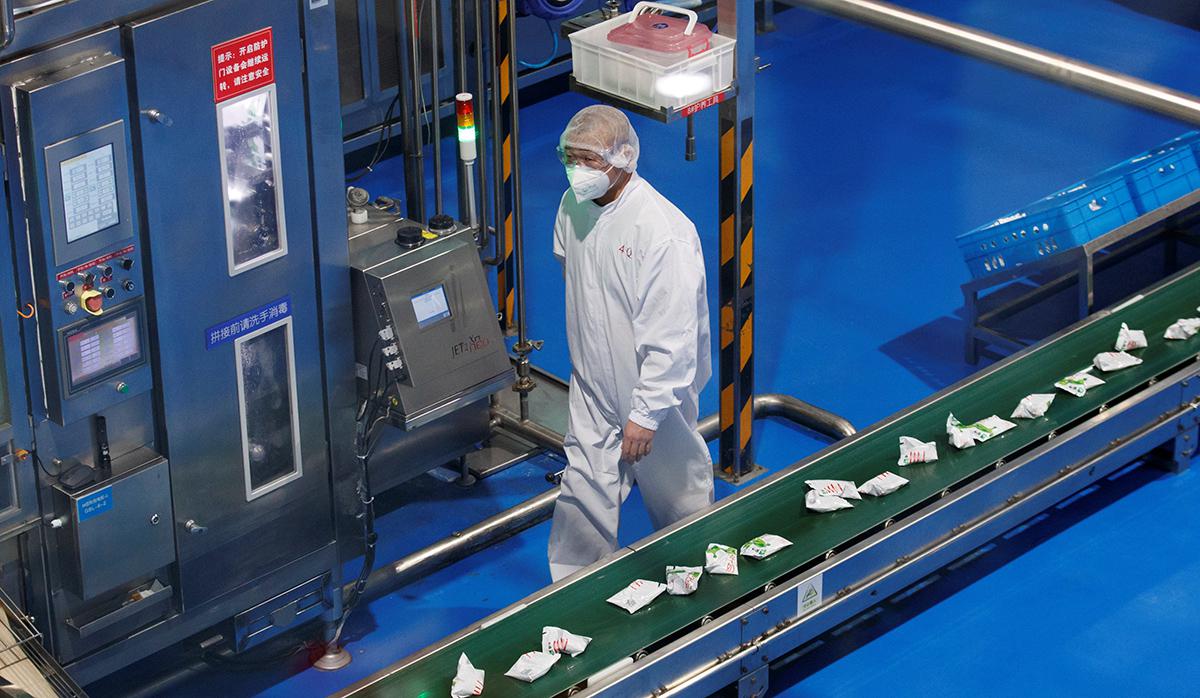 Un trabajador con una máscara facial es visto durante una visita organizada por el gobierno a la fábrica de lácteos Mengniu en Beijing mientras el país se ve afectado por un brote del nuevo coronavirus. (Foto: Reuters)