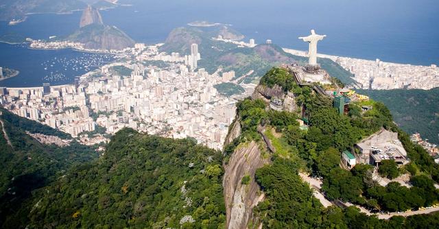 FOTO 1 | Rio de Janeiro (Brasil), puesto 15 en el ranking.
"¡¿Quién puede competir con playas vírgenes en el medio de una gran ciudad, gente jugando al volley-playa o bailando samba, con exuberantes montañas verdes en el fondo!" (Foto: iStock)