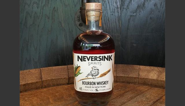 FOTO 9 | Whisky Neversink. La destilería incipiente Neversink Spirits, a una hora en auto al norte de la ciudad de Nueva York, ha estado haciendo un delicioso brandy de manzana y pera durante unos años, y en el 2018 realizó su primera incursión en el whisky. Se destila una masa de maíz, trigo de invierno y cebada fermentada, luego se envejece durante dos años en roble americano antes de terminar en barriles de brandy de manzana. Es un desvío atractivo para aquellos que buscan mezclas con un whisky que no sea de Kentucky.