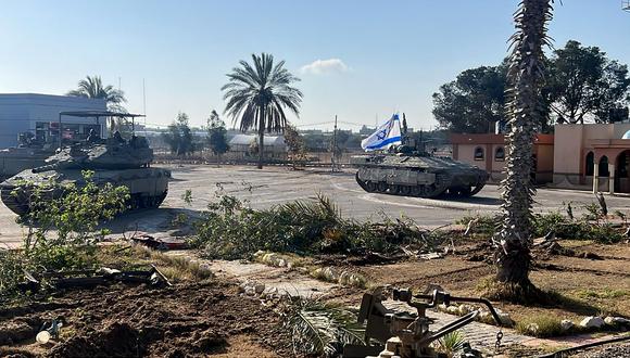 Esta fotografía publicada por el ejército de Israel muestra los tanques del equipo de combate de la 401.ª Brigada entrando en el lado palestino del cruce fronterizo de Rafah, entre Gaza y Egipto. (Foto: AFP)