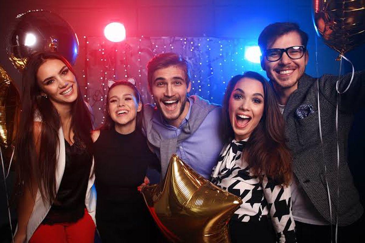 Para los expertos, las fiestas de fin de año son un buen termómetro del clima laborar de una empresa (Foto: Pixabay)