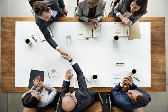 Foto 5 | 5. No puedes hacerlo solo. Crea un equipo de trabajo
Uno de los mayores mitos acerca de cómo iniciar un negocio es pensar que la persona debe hacerlo solo. Lo cierto es que no se puede crear un gran negocio sin ayuda, por lo tanto, en tu plano de negocios deberá haber congruencia entre las labores de tres equipos: asesores profesionales, una “junta directiva” informal y tu propio personal.