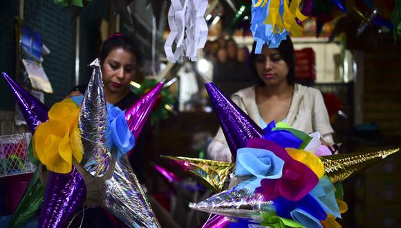 Las piñatas no pueden faltar en la celebración de las posadas de la maratón Guadalupe-Reyes. Tienen un significado especial, que va más allá de la diversión (Foto: AFP)