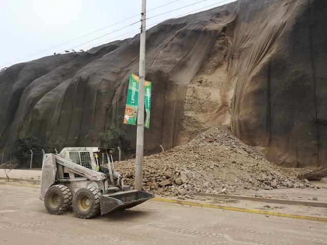A esta hora de la mañana llegó un camión y tractor para recoger el montículo de piedras y tierra que cayeron del acantilado de la Costa Verde. (Foto: Anthony Niño De Guzmán)