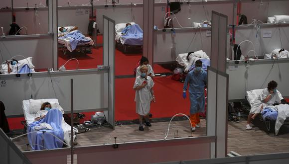 España atravesó la semana pasada una etapa fatídica en la pandemia de coronavirus, con hasta 950 muertes diarias el 2 de abril. Hospital temporal en Madrid, España. (Photo by PIERRE-PHILIPPE MARCOU / AFP)