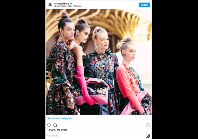 Foto 5 | 5. Chanel. Lo más caro lo dejamos para el final, y es que esta casa fundada en 1910 por el icono de la moda Coco Chanel diseña piezas realmente costosas; pues necesitarías entre $500 y $10.000 (€405 y 8.140 euros) para comprar algo con su sello.
Sus prendas básicas como vestidos y pantalones están entre los $2.000 y los 5 mil dólares, mientras que sus abrigos y sus chaquetas puedes ir de los $4.000 a los 8 mil dólares; pero sus precios fuertes están en sus exclusivos zapatos y los bolsos, los cueles, depende de su material y su diseño pueden costar 10 mil dólares y hasta más.
Por supuesto estos precios varían completamente por la temporada, pues siempre aquello que es más reciente es más costos; sin embargo cualquiera de las prendas de estas marcas nunca pasaran de moda, o por lo menos procura comprar aquellas que son atemporales para que te duren lo más que puedan u opta por aquellas piezas clásicas, unicolores y neutrales; eso sí sea lo que sea que te compres lúcelo con estilo.