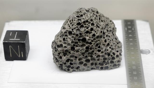 FOTO 6 | muestras de roca lunar selladas desde las misiones Apolo
Recolectada durante la misión Apolo 15, una roca basáltica de 3 500 millones de antigüedad similar a las rocas que se forman alrededor de Hawái, es exhibida en una caja presurizada con nitrógeno dentro del laboratorio lunar del Centro Espacial Johnson de la NASA en Houston en una foto del 17 de junio de 2019. Por primera vez en décadas, la NASA está a punto de abrir el acceso a algunas muestras intactas y dejar que los geólogos las agrieten con tecnología del siglo XXI (Foto: Michael Wyke / AP).