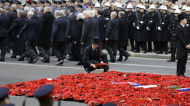 El príncipe Felipe, esposo de la reina, también presentó sus respetos. Después veteranos desfilaron por las calles mientras se escuchaba la música de bandas de guerra. (Foto: AP)