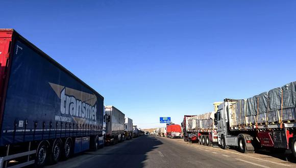 Los camiones que transportan ayuda humanitaria a Gaza se alinean esperando avanzar hacia el cruce fronterizo de Rafah, desde Arish, Egipto, 07 de mayo de 2024. EFE/EPA/STR