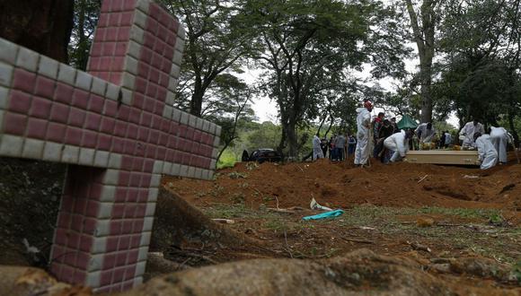 Un ataúd es enterrado en el cementerio de Vila Formosa en Sao Paulo, Brasil, el 14 de abril de 2021. (Miguel SCHINCARIOL / AFP).