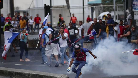 Manifestantes se enfrentan a la Policía al final de una nueva jornada de protestas contra el contrato entre el Estado y Minera Panamá, subsidiaria de la canadiense First Quantum Mineral (FQM), el 1 de noviembre de 2023, en Ciudad de Panamá (Panamá). EFE/ Bienvenido Velasco