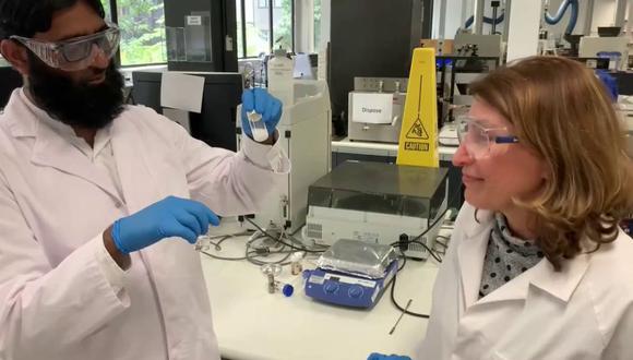 Los investigadores de la Universidad RMIT, en la ciudad de Melbourne, afirma que su polvo, fabricado con nanomateriales y que contiene hierro, logra atraer los microplásticos. (Foto de UNIVERSIDAD AUSTRALIANA DE RMIT/ EFE)