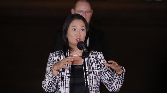 Viernes 18. Keiko ofrece "facultades legislativas al Gobierno":http://gestion.pe/politica/keiko-fujimori-ofrece-otorgar-facultades-legislativas-al-gobierno-solucionar-huelga-docente-2198041 para solucionar la huelga docente. Asimismo “sugirió” a