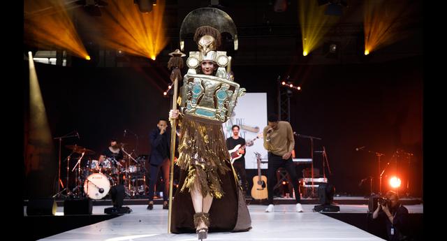 FOTO 1 | Salón del Chocolate de Paris: este es el vestido ¨Cacaos del Perú¨ que abrió el desfile por los 25 años del evento.